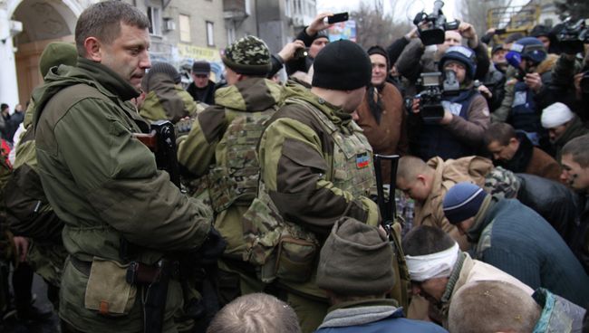 Украинские военнопленные на месте обстрела остановки в Донецке Украинские военнопленные на месте обстрела остановки в Донецке