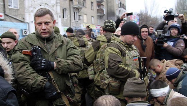 Глава ДНР Александр Захарченко на месте обстрела остановки в Донецке. 22 января 2015 Глава ДНР Александр Захарченко на месте обстрела остановки в Донецке. 22 января 2015