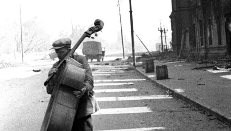 Контрабасист на одной из улиц Сталинграда в августе 1942 Контрабасист на одной из улиц Сталинграда в августе 1942