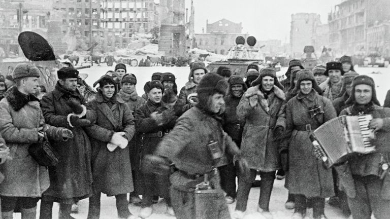 Солдаты празднуют победу в Сталинградской битве Солдаты празднуют победу в Сталинградской битве
