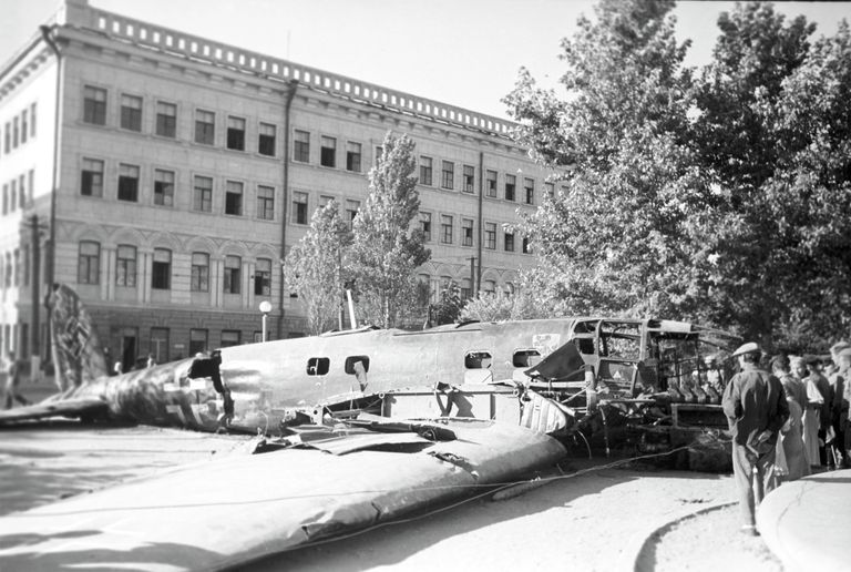 Сбитый бомбардировщик на центральной площади Сталинграда. Август 1942 Сбитый бомбардировщик на центральной площади Сталинграда. Август 1942
