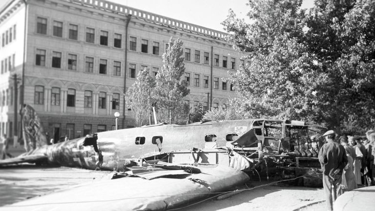 Сбитый бомбардировщик на центральной площади Сталинграда. Август 1942 Сбитый бомбардировщик на центральной площади Сталинграда. Август 1942