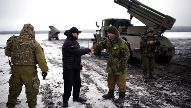 Украинские военные рядом с установкой Град. Архивное фото Украинские военные рядом с установкой Град. Архивное фото
