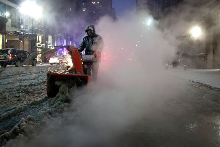 Уборка снега во время снежной бури в Нью-Йорке, США Уборка снега во время снежной бури в Нью-Йорке, США