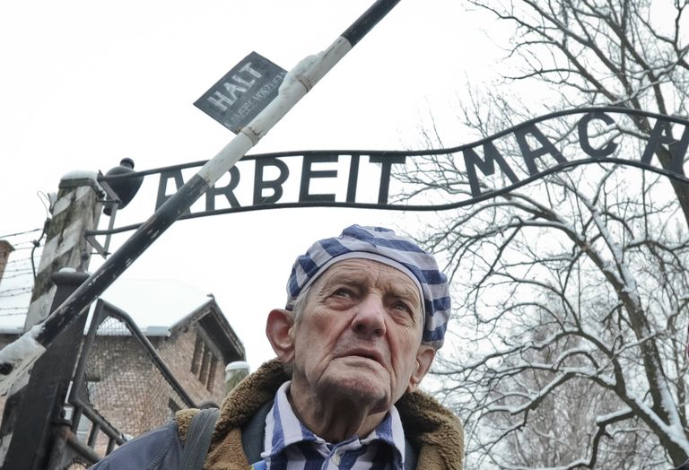 Бывший узник во время памятных мероприятий на территории бывшего нацистского концлагеря Аушвиц-Биркенау Бывший узник во время памятных мероприятий на территории бывшего нацистского концлагеря Аушвиц-Биркенау