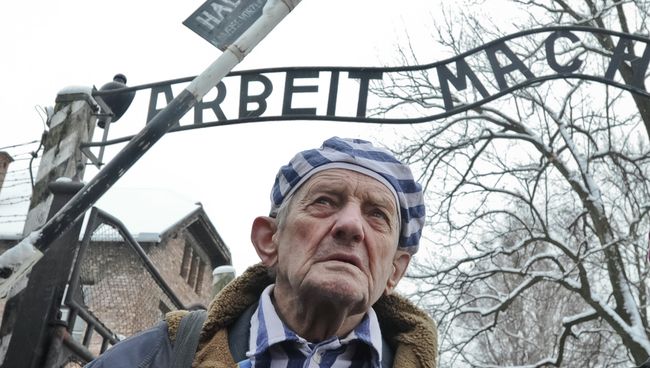 Бывший узник во время памятных мероприятий на территории бывшего нацистского концлагеря Аушвиц-Биркенау Бывший узник во время памятных мероприятий на территории бывшего нацистского концлагеря Аушвиц-Биркенау