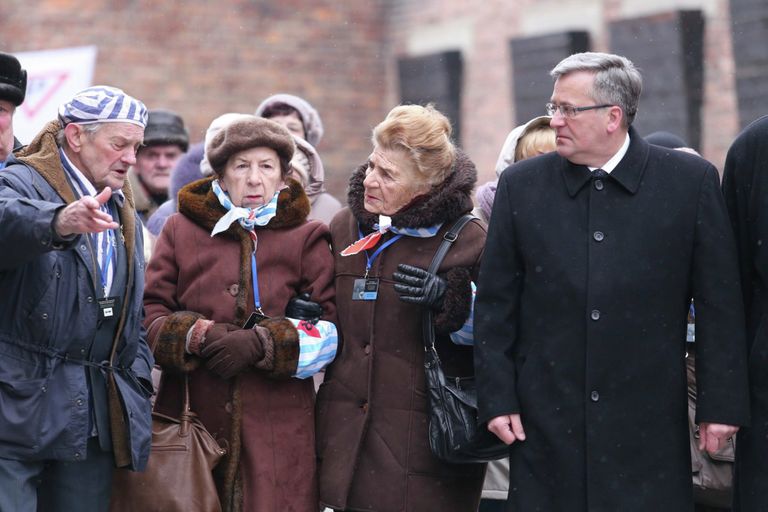 Президент Польши Бронислав Коморовский на территории бывшего нацистского концлагеря Аушвиц-Биркенау Президент Польши Бронислав Коморовский на территории бывшего нацистского концлагеря Аушвиц-Биркенау