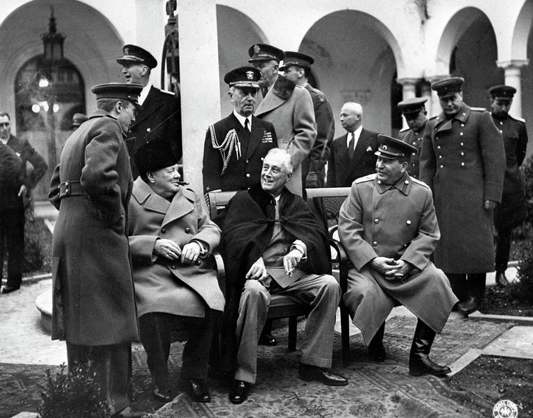 Премьер-министр Великобритании Уинстон Черчилль, Президент США Франклин Делано Рузвельт и Маршал СССР Иосиф Виссарионович Сталин на Ялтинской конференции. 1945 Премьер-министр Великобритании Уинстон Черчилль, Президент США Франклин Делано Рузвельт и Маршал СССР Иосиф Виссарионович Сталин на Ялтинской конференции. 1945