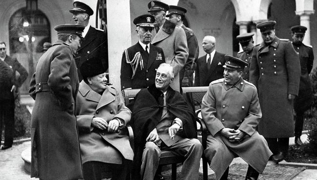 Премьер-министр Великобритании Уинстон Черчилль, Президент США Франклин Делано Рузвельт и Маршал СССР Иосиф Виссарионович Сталин на Ялтинской конференции. 1945 Премьер-министр Великобритании Уинстон Черчилль, Президент США Франклин Делано Рузвельт и Маршал СССР Иосиф Виссарионович Сталин на Ялтинской конференции. 1945