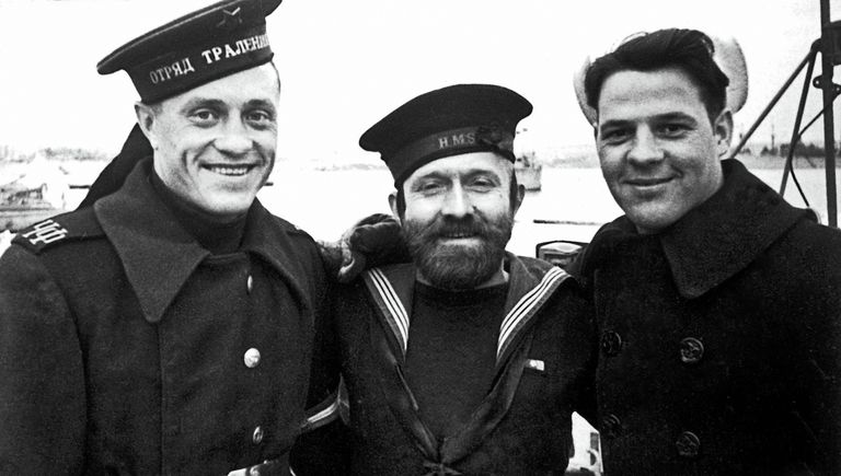 Русский, английский и американский матросы на Графской пристани в Севастополе в дни работы Ялтинской конференции. 1945 Русский, английский и американский матросы на Графской пристани в Севастополе в дни работы Ялтинской конференции. 1945