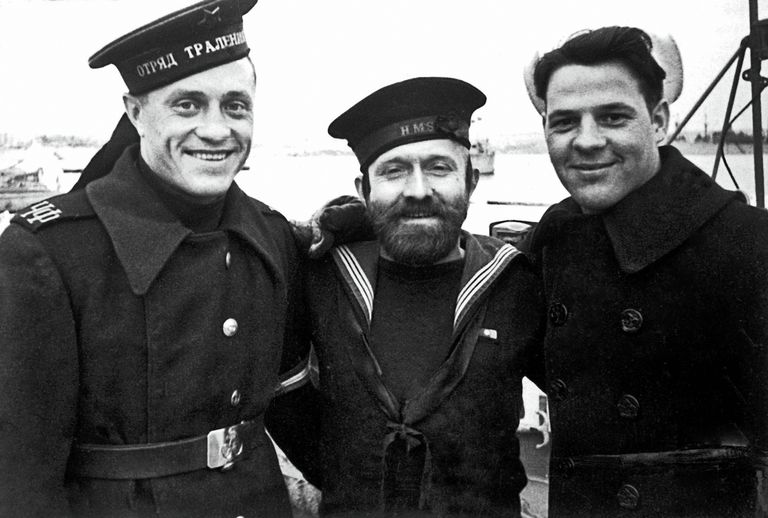 Русский, английский и американский матросы на Графской пристани в Севастополе в дни работы Ялтинской конференции. 1945 Русский, английский и американский матросы на Графской пристани в Севастополе в дни работы Ялтинской конференции. 1945
