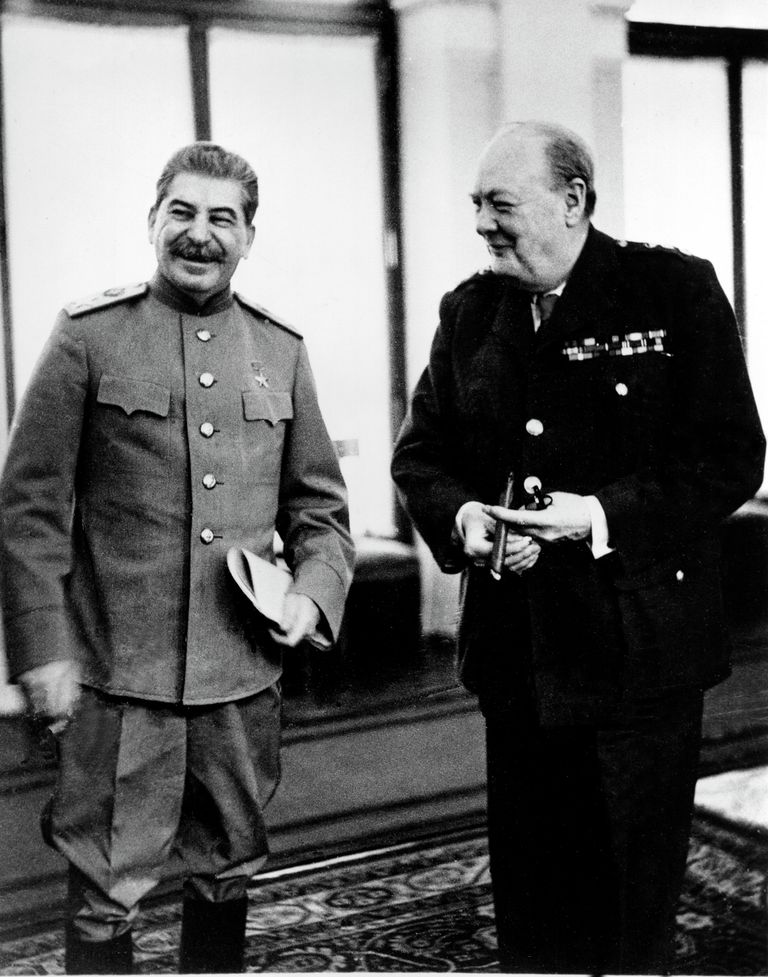 Маршал СССР Иосиф Виссарионович Сталин и премьер-министр Великобритании Уинстон Черчилль в Ливадийском дворце Маршал СССР Иосиф Виссарионович Сталин и премьер-министр Великобритании Уинстон Черчилль в Ливадийском дворце