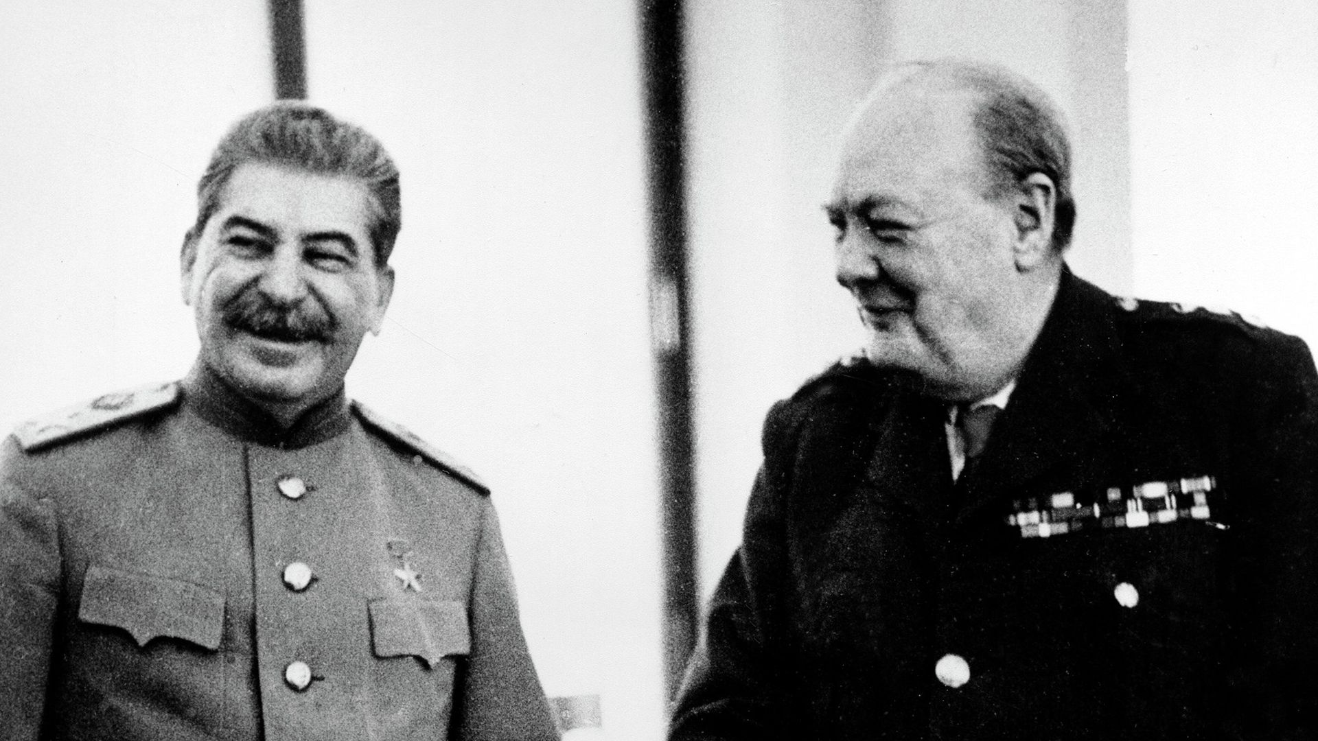 Маршал СССР Иосиф Виссарионович Сталин и премьер-министр Великобритании Уинстон Черчилль в Ливадийском дворце Маршал СССР Иосиф Виссарионович Сталин и премьер-министр Великобритании Уинстон Черчилль в Ливадийском дворце - РИА Новости, 1920, 25.05.2021