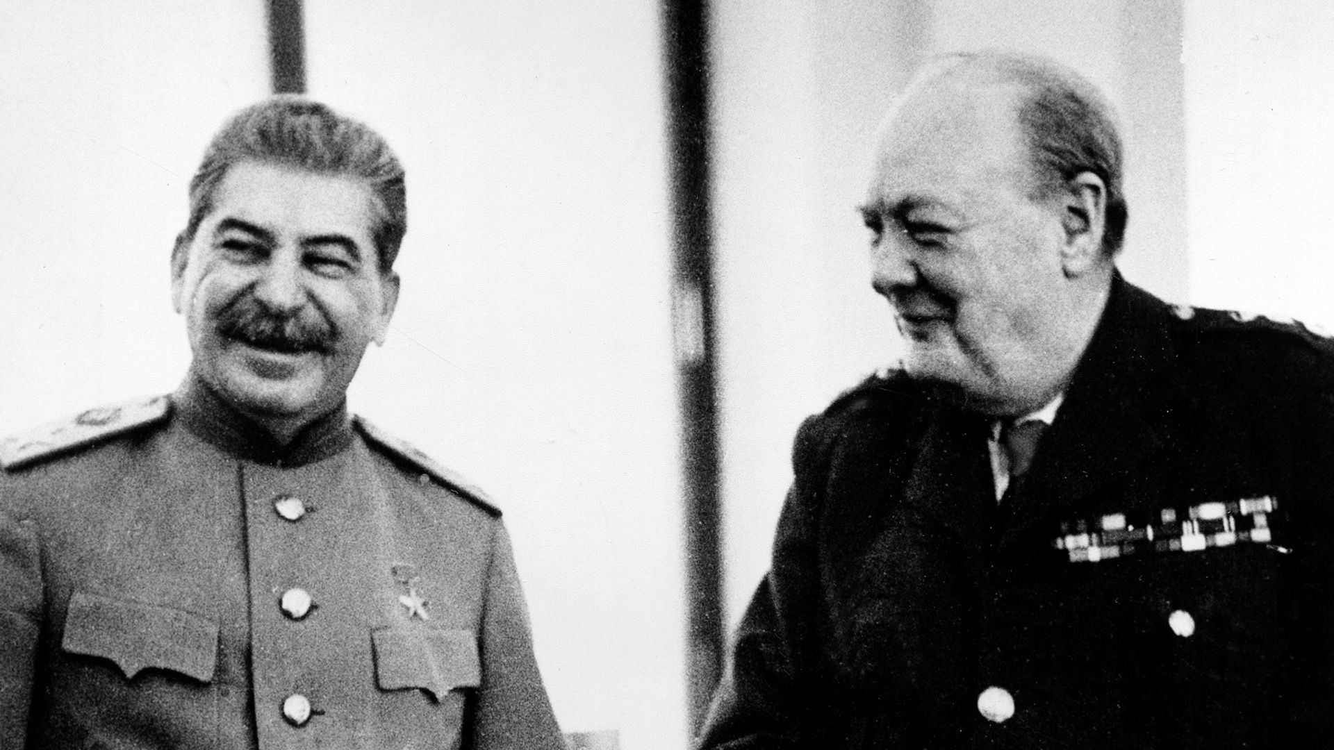 Маршал СССР Иосиф Виссарионович Сталин и премьер-министр Великобритании Уинстон Черчилль в Ливадийском дворце Маршал СССР Иосиф Виссарионович Сталин и премьер-министр Великобритании Уинстон Черчилль в Ливадийском дворце - РИА Новости, 1920, 29.11.2022