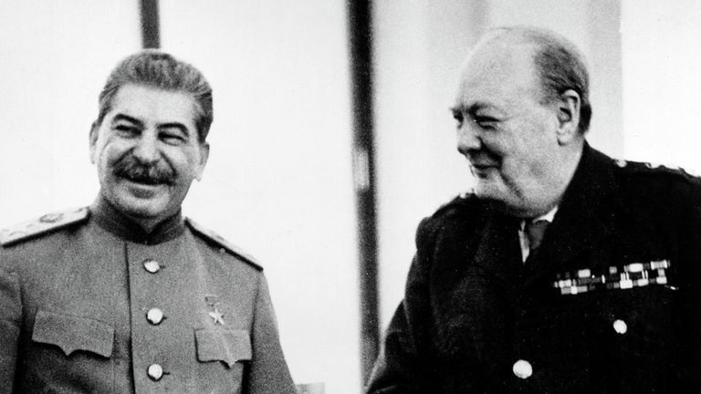 Маршал СССР Иосиф Виссарионович Сталин и премьер-министр Великобритании Уинстон Черчилль в Ливадийском дворце Маршал СССР Иосиф Виссарионович Сталин и премьер-министр Великобритании Уинстон Черчилль в Ливадийском дворце