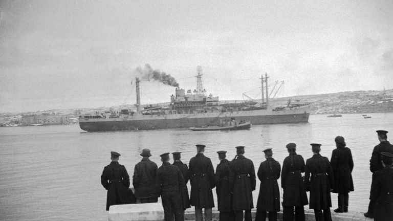 Советские моряки смотрят на американский штабной корабль, прибывший в Севастополь в дни Ялтинской конференции Советские моряки смотрят на американский штабной корабль, прибывший в Севастополь в дни Ялтинской конференции