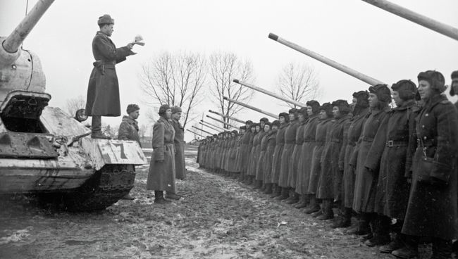 Танкисты перед боем. Танкисты перед боем.
