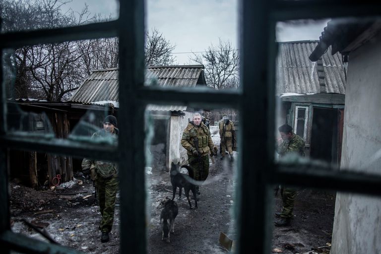 Ополченцы Донецкой народной республики патрулируют территорую возле города Дебальцево Ополченцы Донецкой народной республики патрулируют территорую возле города Дебальцево