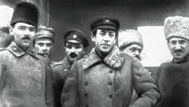 Атаман Семен Петлюра (в центре) со своим штабом. Архивное фото Атаман Семен Петлюра (в центре) со своим штабом. Архивное фото