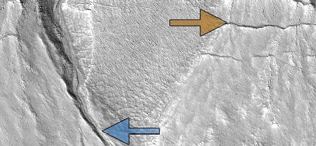 Снимок с камеры HiRISE на борту зонда MRO, на котором отмечены марсианские овраги Снимок с камеры HiRISE на борту зонда MRO, на котором отмечены марсианские овраги