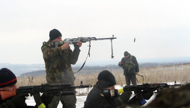 Украинские военные ведут обстрел позиций ополченцев около Лисичанска, Луганская область. 29 января 2015 Украинские военные ведут обстрел позиций ополченцев около Лисичанска, Луганская область. 29 января 2015