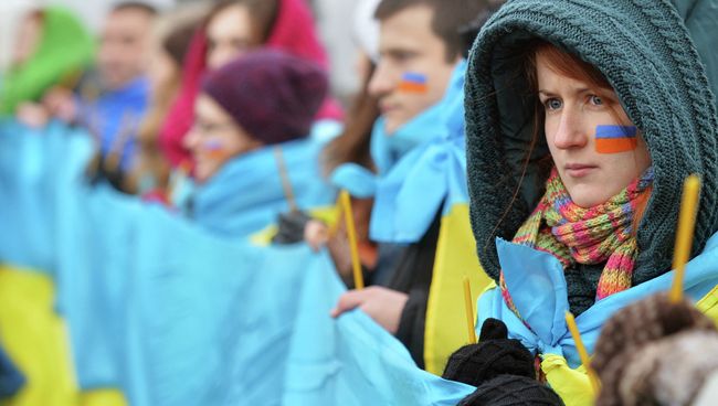 Люди на мосту через Днепр в Киеве во время празднования Дня единства Украины. Архивное фото