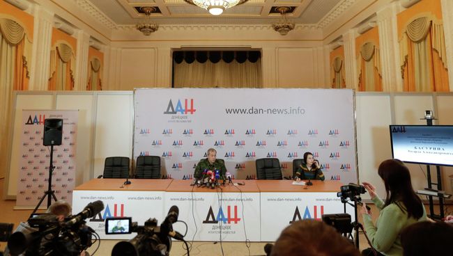 Замкомандира ополчения Донецкой народной республики (ДНР) Эдуард Басурин во время пресс-конференции. Архивное фото Замкомандира ополчения Донецкой народной республики (ДНР) Эдуард Басурин во время пресс-конференции. Архивное фото