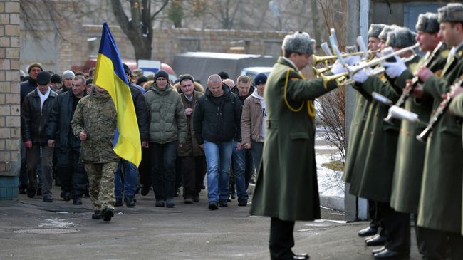 Призывники в украинскую армию и военный духовой оркестр на одном из призывных пунктов в Киеве. Архивное фото Призывники в украинскую армию и военный духовой оркестр на одном из призывных пунктов в Киеве. Архивное фото