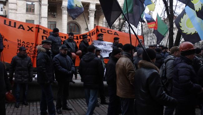 Шахтеры стучали касками на митинге у здания министерства энергетики в Киеве Шахтеры стучали касками на митинге у здания министерства энергетики в Киеве