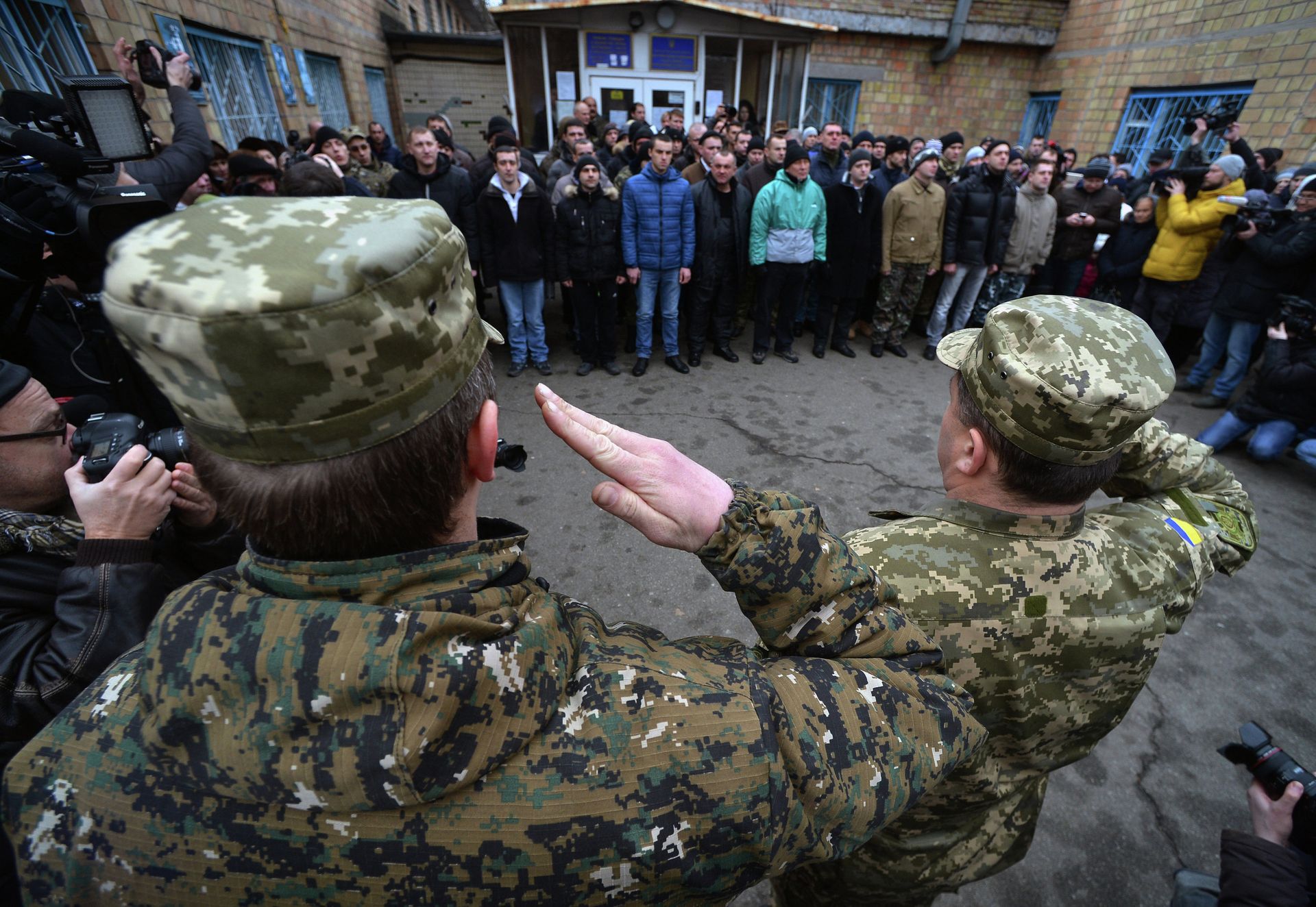 Призывники в украинскую армию на одном из призывных пунктов в Киеве Призывники в украинскую армию на одном из призывных пунктов в Киеве - РИА Новости, 1920, 30.10.2024