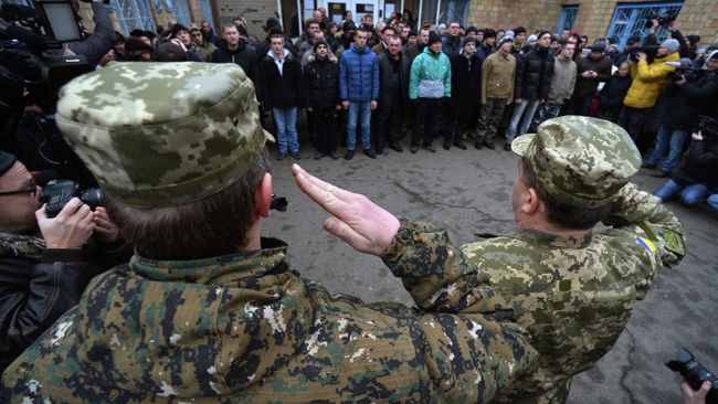 Призывники в украинскую армию на одном из призывных пунктов в Киеве Призывники в украинскую армию на одном из призывных пунктов в Киеве