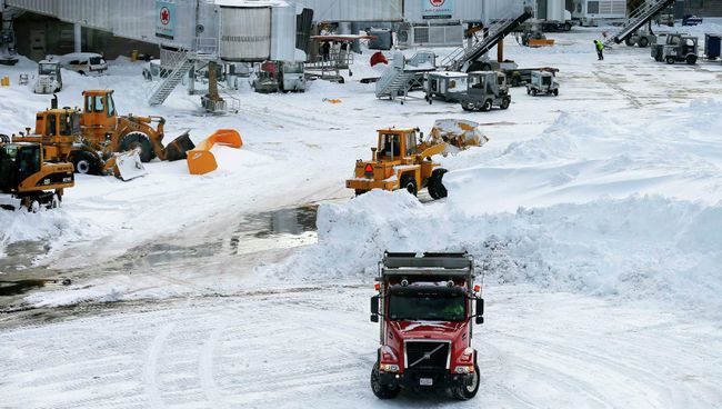 Снегоуборочная техника в аэропорту Бостона Снегоуборочная техника в аэропорту Бостона