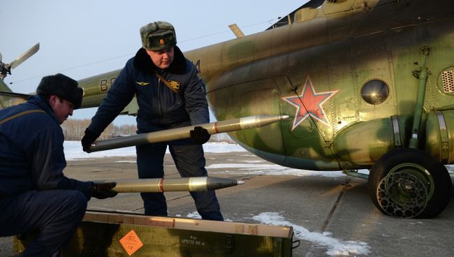 Подготовка вертолета Ми-8 к стрельбе из установки НУРС С-80