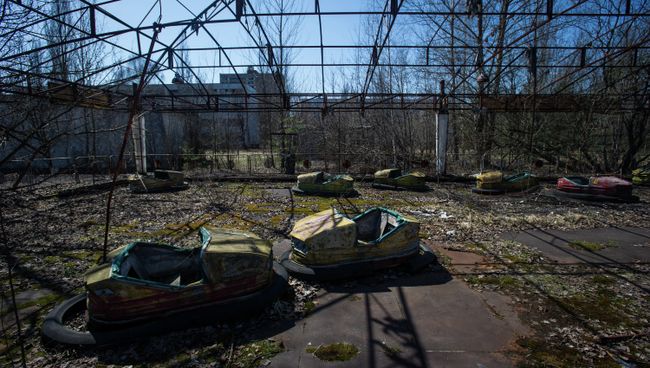 Проржавевший аттракцион в парке эвакуированного после аварии на ЧАЭС городе Припять в Чернобыльской Зоне Отчуждения. Архивное фото Проржавевший аттракцион в парке эвакуированного после аварии на ЧАЭС городе Припять в Чернобыльской Зоне Отчуждения. Архивное фото