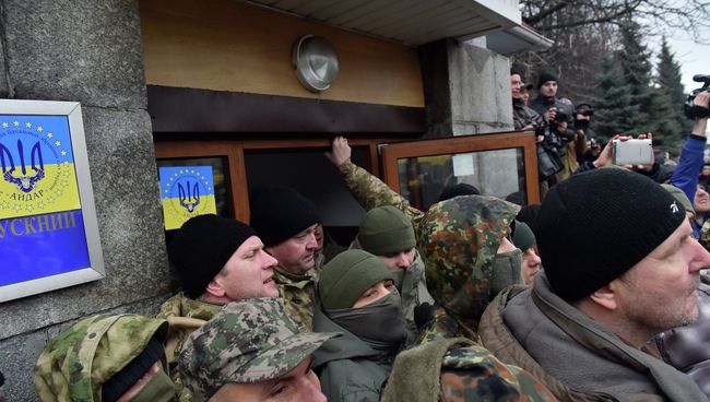 Бойцы Айдара штурмуют проходную Минобороны Украины Бойцы Айдара штурмуют проходную Минобороны Украины