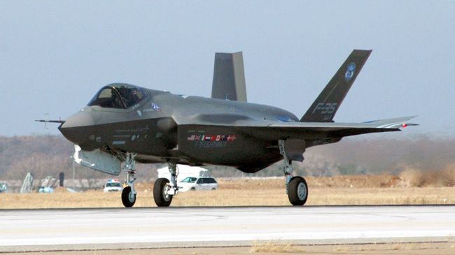 Истребитель ВВС США F-35, архивное фото Истребитель ВВС США F-35, архивное фото