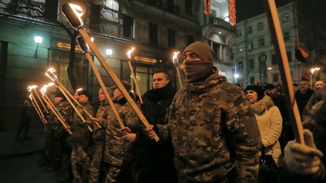 Украинские националисты во время факельного шествия в Киеве. Архивное фото Украинские националисты во время факельного шествия в Киеве. Архивное фото