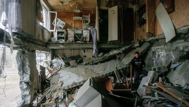 Поврежденный в результате обстрелов жилой дом в городе Енакиево
