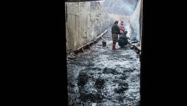 Жители поселка Марьинка Донецкой области в бомбоубежище. Архивное фото Жители поселка Марьинка Донецкой области в бомбоубежище. Архивное фото