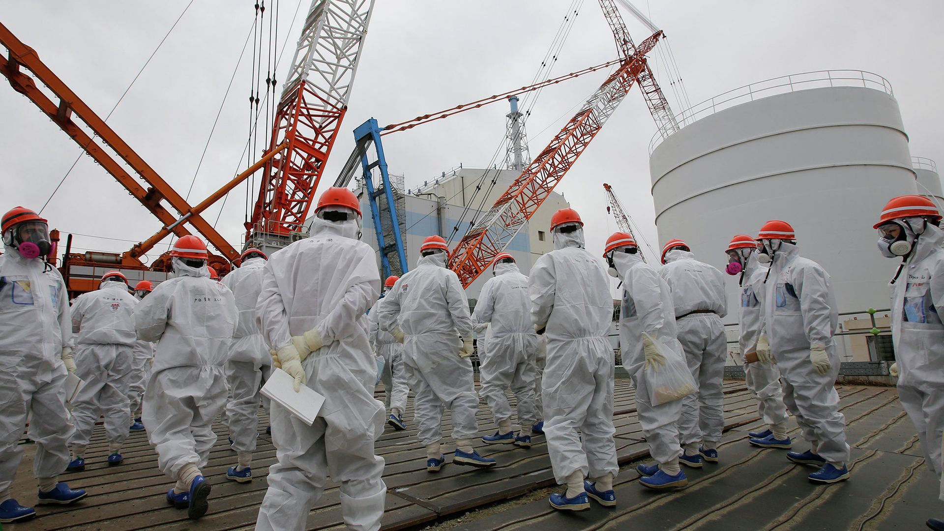Сотрудники TEPCO ведут аварийные работы на АЭС Фукусима-1 Сотрудники TEPCO ведут аварийные работы на АЭС Фукусима-1 - РИА Новости, 1920, 13.01.2023