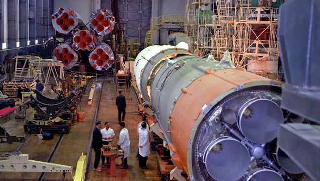 Сборка ракеты-носителя космического корабля Союз. Архивное фото Сборка ракеты-носителя космического корабля Союз. Архивное фото