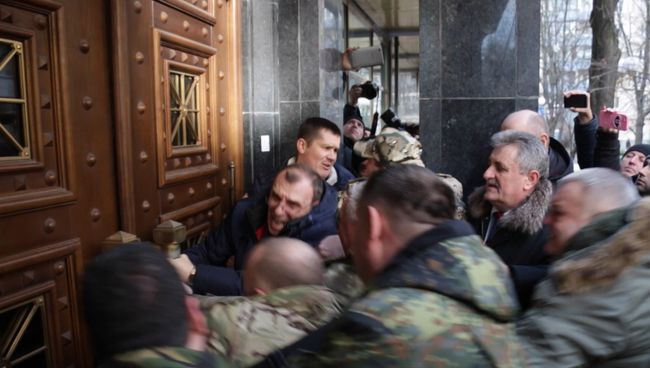 Митингующие ломали двери в здании Генпрокуратуры Украины в Киеве Митингующие ломали двери в здании Генпрокуратуры Украины в Киеве