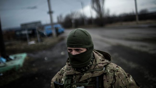 Украинский солдат стоит на дороге между Дебальцево и Артемовском, Архивное фото Украинский солдат стоит на дороге между Дебальцево и Артемовском, Архивное фото