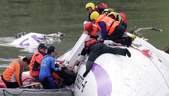 Спасательная операция на месте крушения самолета TransAsia Airways в Тайбэе, 4 февраля 2015 Спасательная операция на месте крушения самолета TransAsia Airways в Тайбэе, 4 февраля 2015