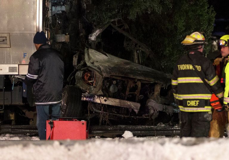 На месте столкновения поезда с автомобилем в Нью-Йорке На месте столкновения поезда с автомобилем в Нью-Йорке