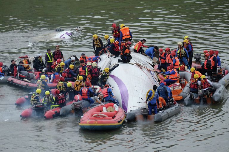 Спасательная операция на месте крушения самолета TransAsia Airways в Тайбэе, 4 февраля 2015 Спасательная операция на месте крушения самолета TransAsia Airways в Тайбэе, 4 февраля 2015