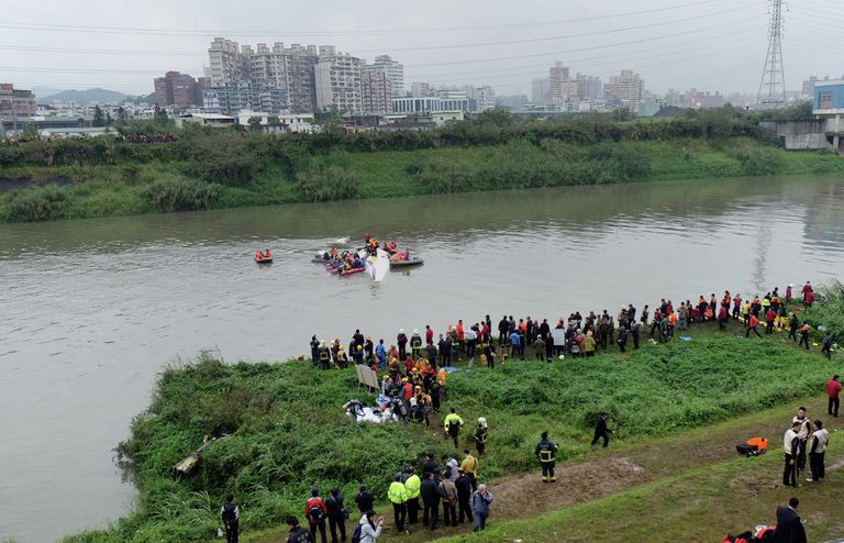 Спасательная операция на месте крушения самолета TransAsia Airways в Тайбэе, 4 февраля 2015 Спасательная операция на месте крушения самолета TransAsia Airways в Тайбэе, 4 февраля 2015