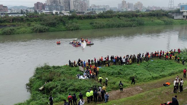 Спасательная операция на месте крушения самолета TransAsia Airways в Тайбэе, 4 февраля 2015