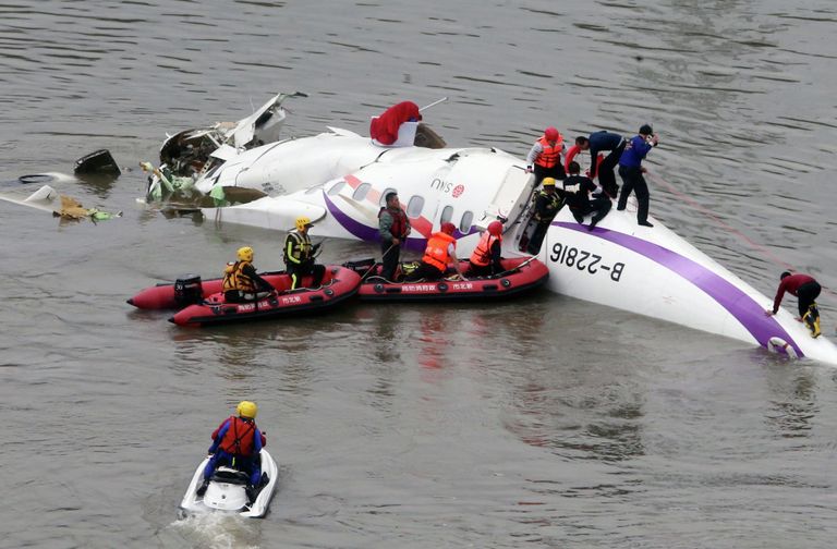 Спасательная операция на месте крушения самолета TransAsia Airways в Тайбэе, 4 февраля 2015 Спасательная операция на месте крушения самолета TransAsia Airways в Тайбэе, 4 февраля 2015