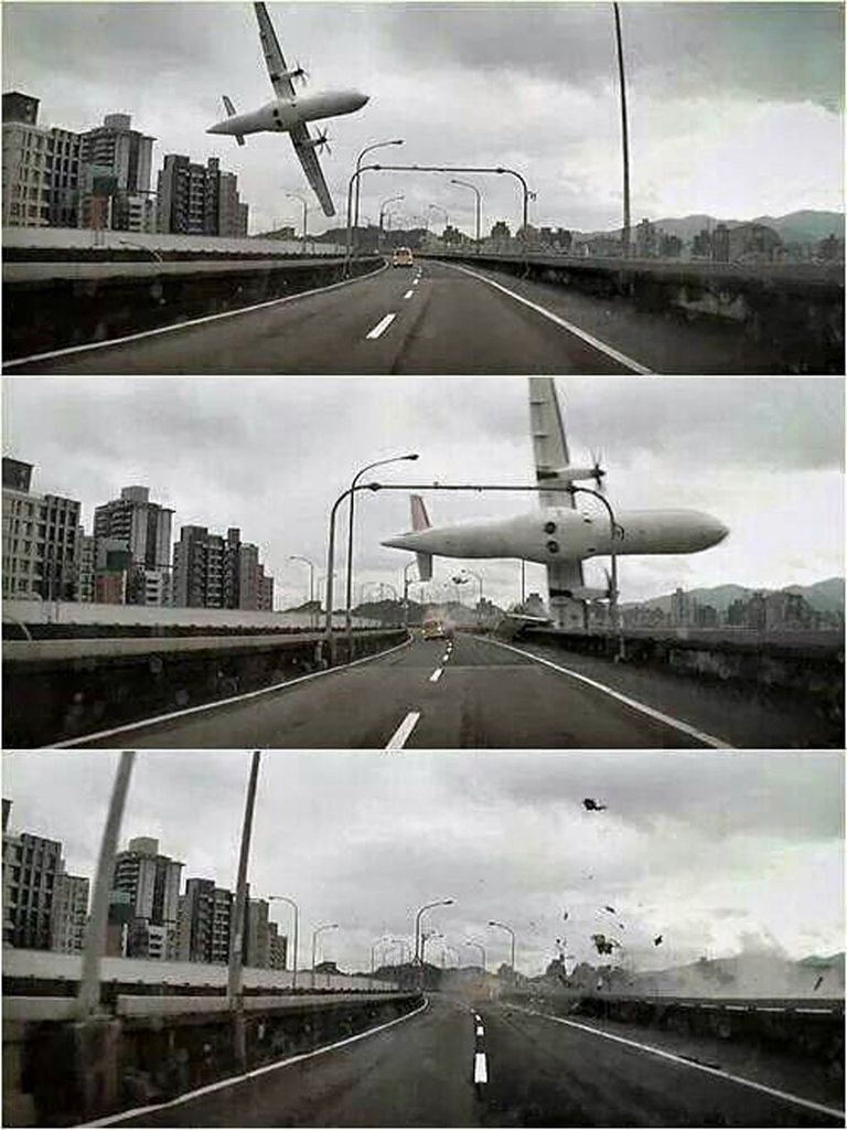 Момент падения самолета TransAsia Airways в Тайбэе, снятый на видеорегистратор Момент падения самолета TransAsia Airways в Тайбэе, снятый на видеорегистратор
